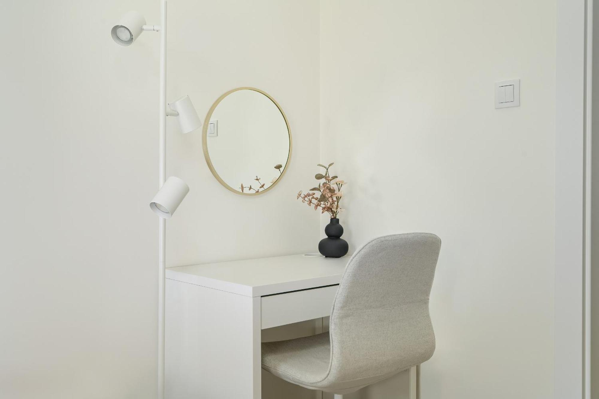 Family In With 2 Parking Spaces, 3 Bedrooms And Balcony By Renters
