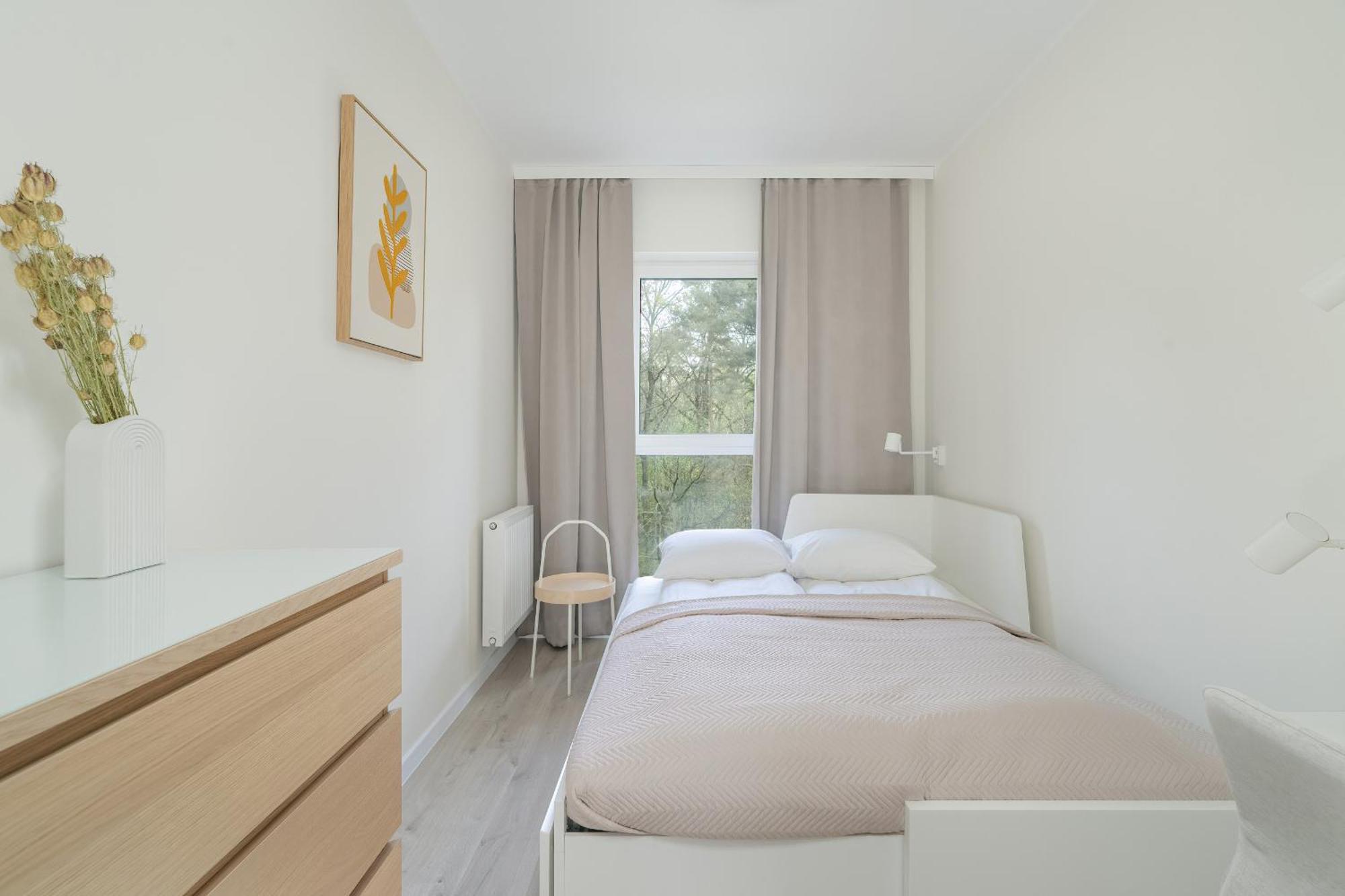 Family In With 2 Parking Spaces, 3 Bedrooms And Balcony By Renters *