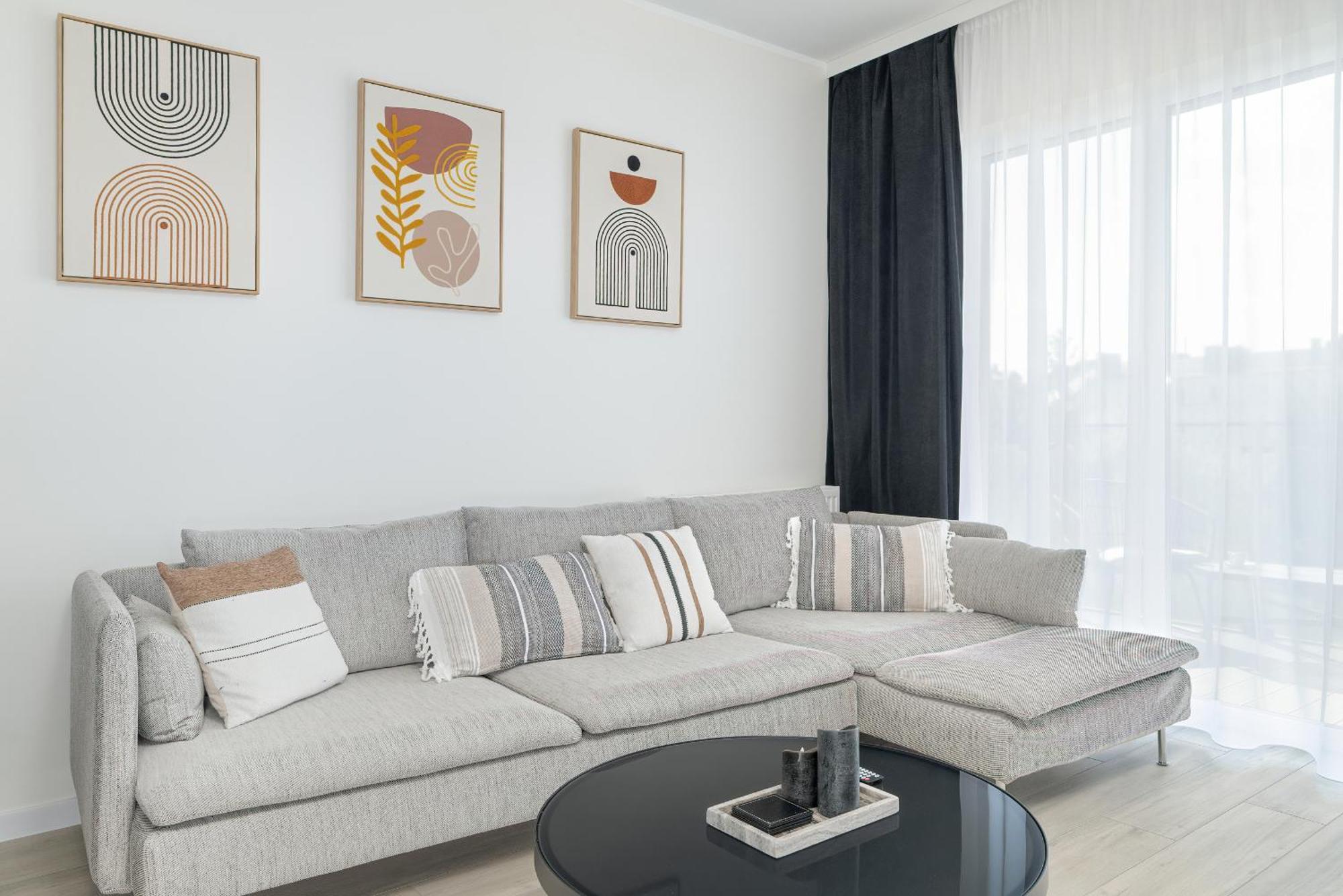 Family In With 2 Parking Spaces, 3 Bedrooms And Balcony By Renters Appartamento Poznań