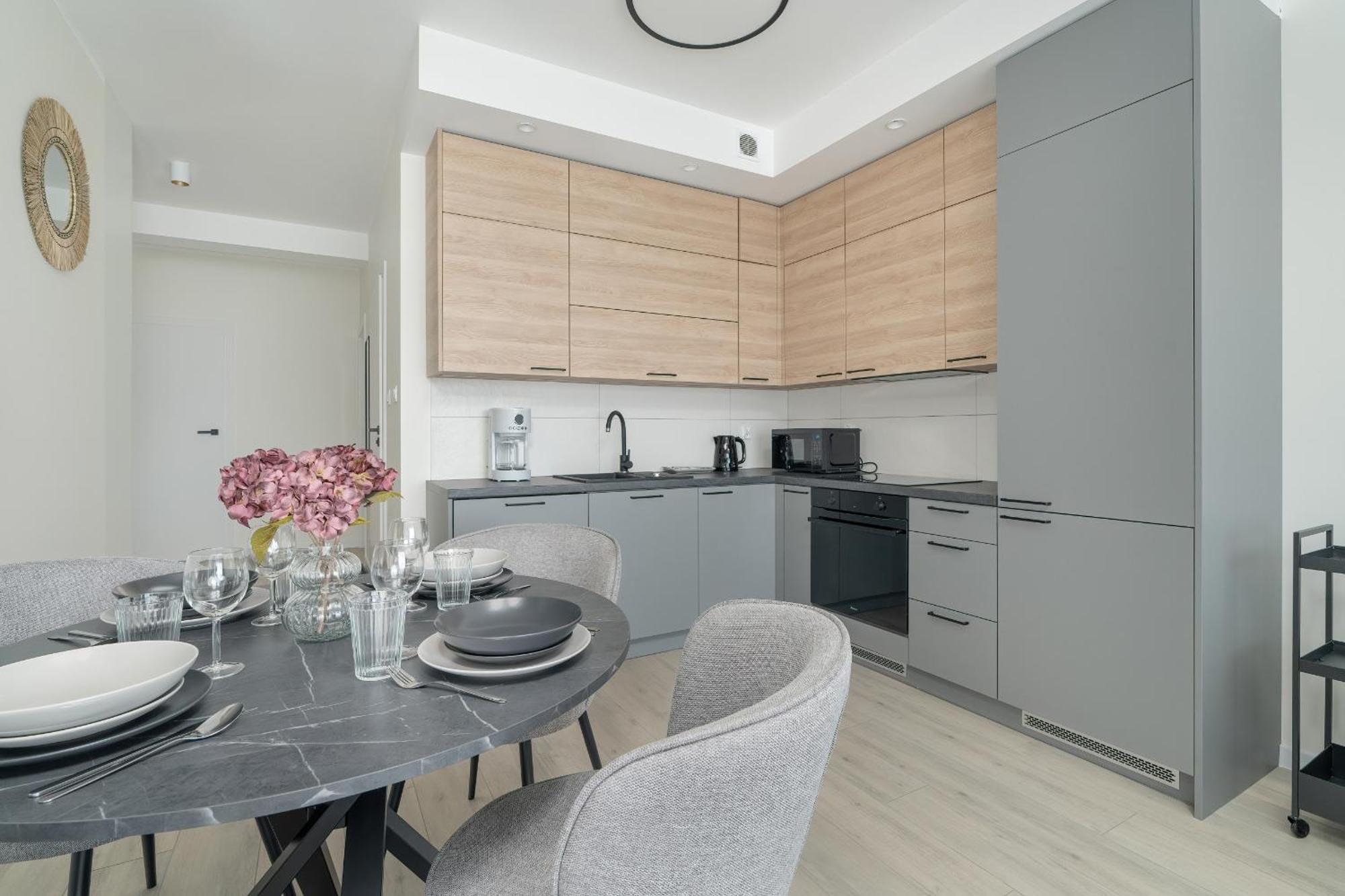 Family In With 2 Parking Spaces, 3 Bedrooms And Balcony By Renters Appartamento