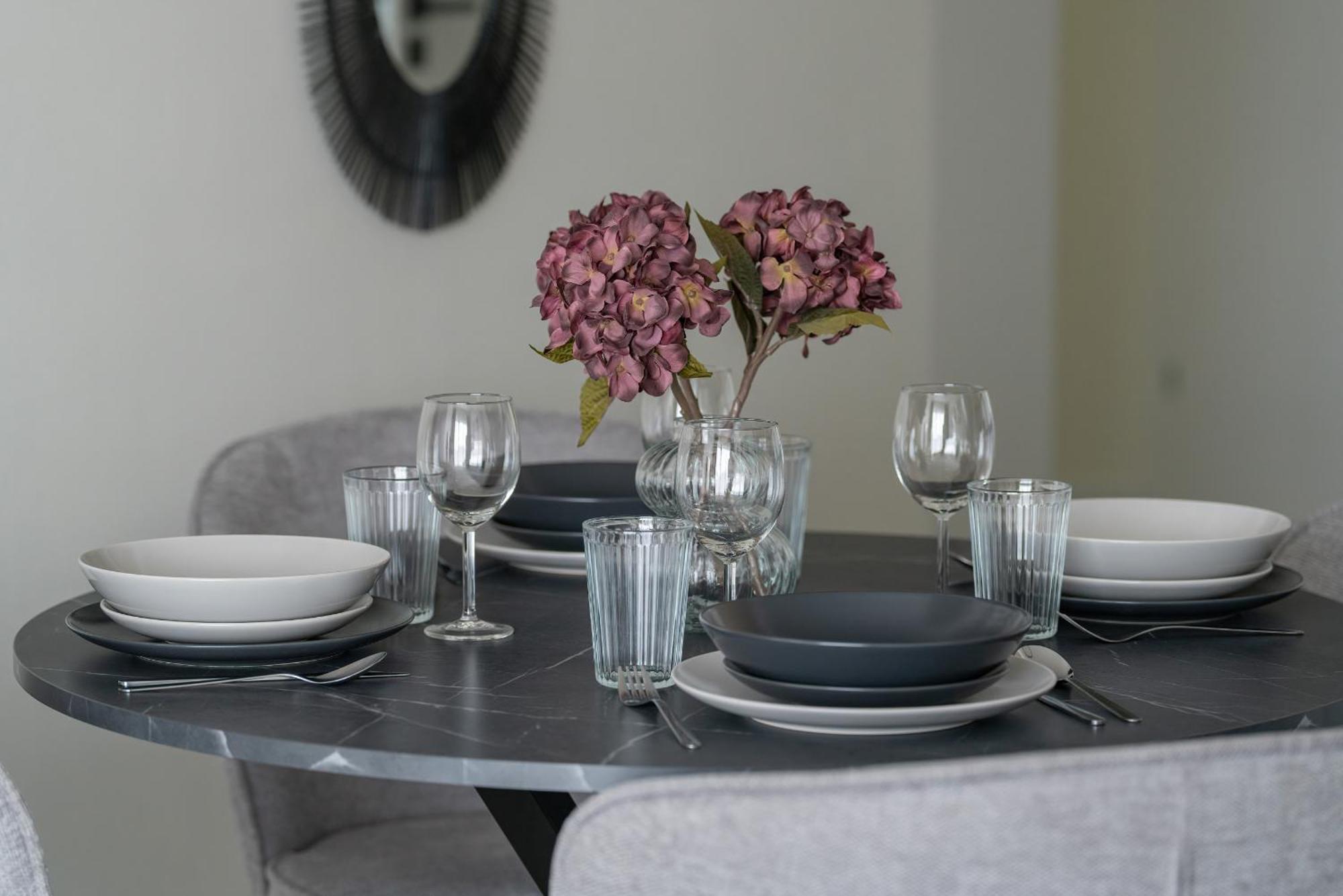 Family In With 2 Parking Spaces, 3 Bedrooms And Balcony By Renters *