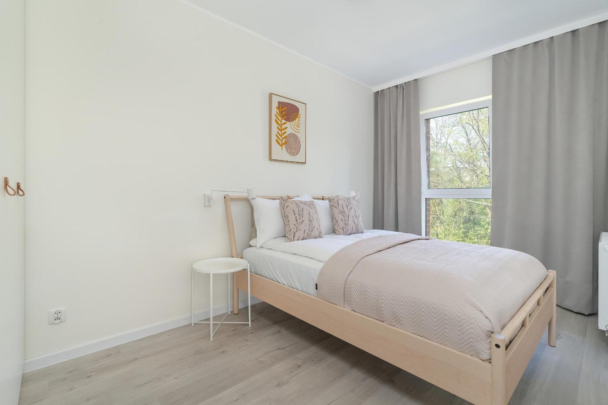 Family In With 2 Parking Spaces, 3 Bedrooms And Balcony By Renters Appartamento
