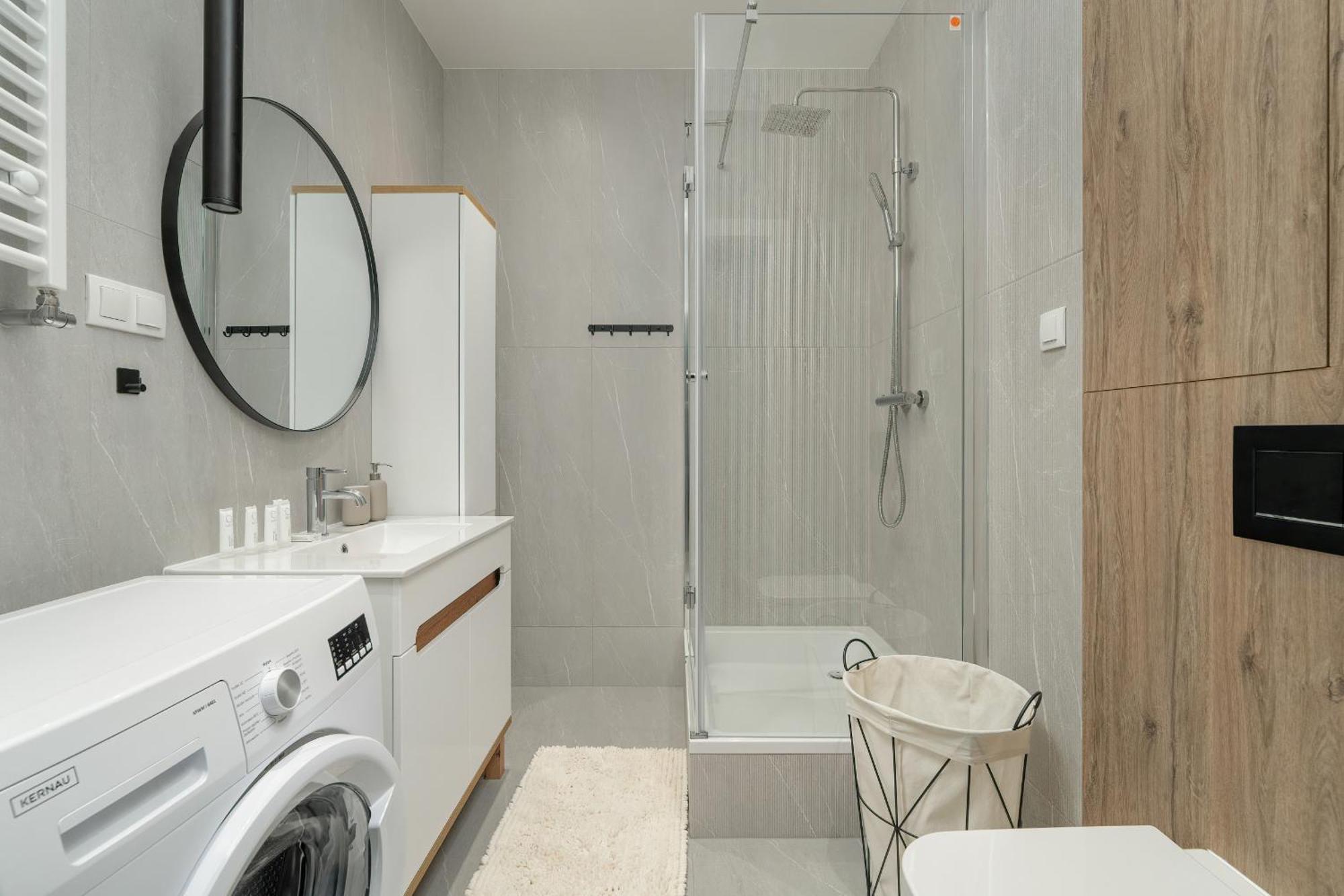Family In With 2 Parking Spaces, 3 Bedrooms And Balcony By Renters * Poznań