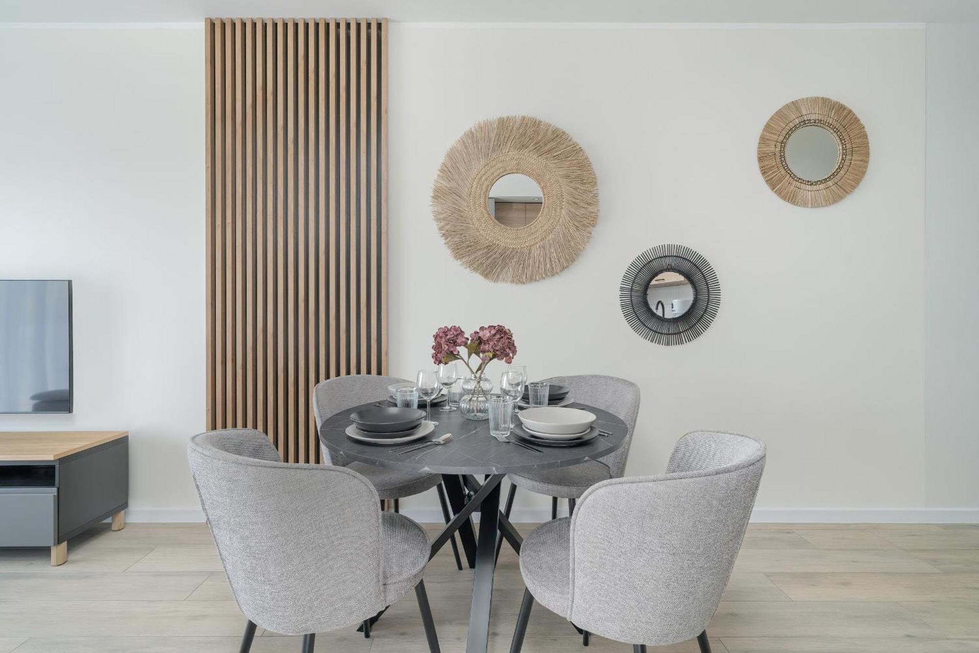 Family In With 2 Parking Spaces, 3 Bedrooms And Balcony By Renters *