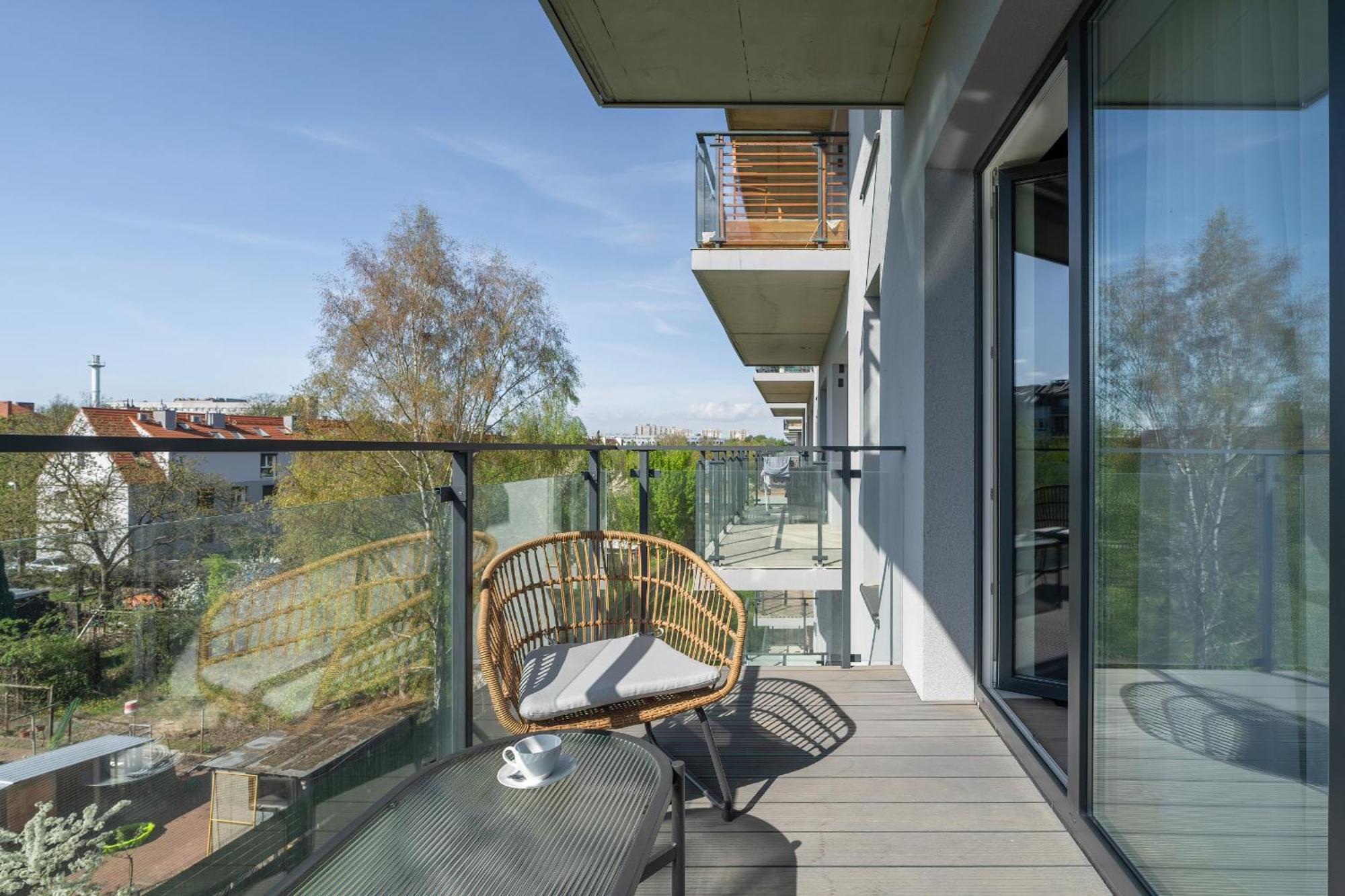 Family In With 2 Parking Spaces, 3 Bedrooms And Balcony By Renters *